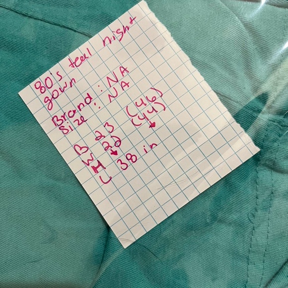 80s Teal night gown with coral sleeve cuffs. Very nice worn feel - Picture 3 of 3